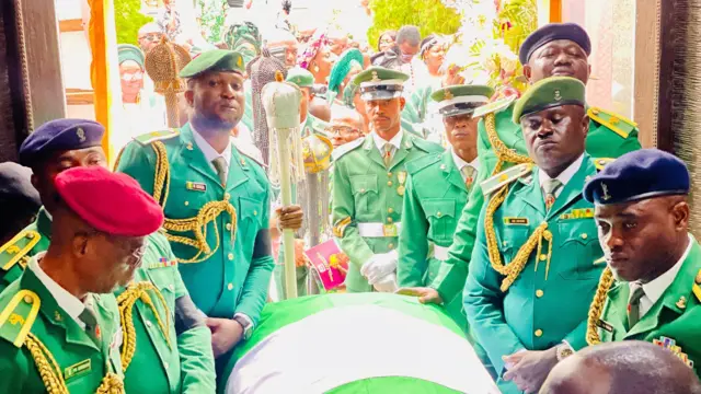 Awọn ologun yi posi Ọba Olakulehin po ṣaaju isinku.