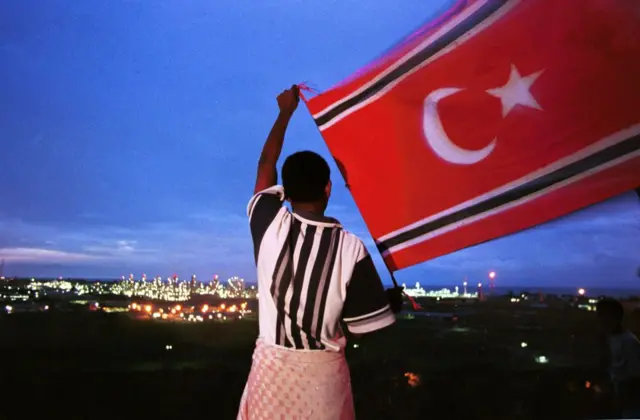 Seorang warga Aceh mengibarkan bendera bulan bintang pada Desember 1999 di Lhokseumawe.