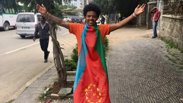 በኤርትራ ሰንደቅ አላማ አሸብርቆ ፕሬዚዳንት ኢሳያስን ለመቀበል በጎዳና ላይ
