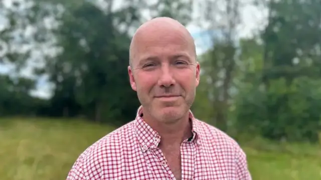 Beeralay caanaha soo saara, Charles Goadby ayaa sheegay in ku ciyaarista muusiga lo'da ay ka caawiso inay nastaan