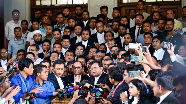 আদালতের রায়ের পরে আইনজীবীরা গণমাধ্যমকে ব্রিফ করছেন