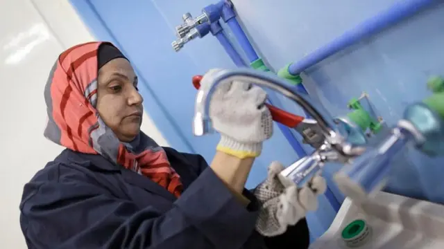 महिला प्लंबर