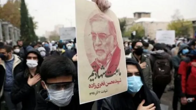 متظاهرون يحملون صورة محسن فاخر زاده