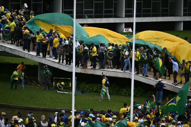 Bolsonaristas durante invasão no domingo