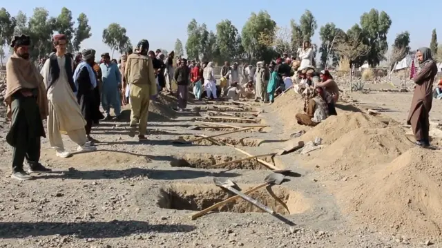 عکسی از خوست که چندین قبر برای قربانیان حمله پاکستان کنده شده است
