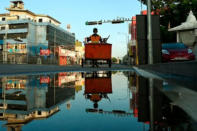 කොළඹ නගරයේ පිරිසිදු කිරීම කරන සේවකයෙක් 