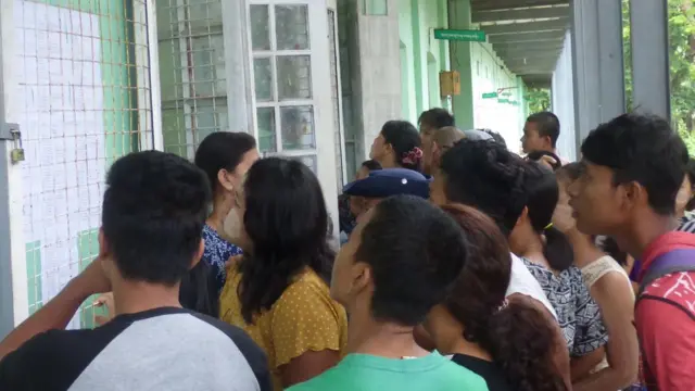 စစ်တွေမြို့ အမှတ်၂ အစိုးရ အထက်တန်းကျောင်းမှာ အောင်စာရင်း ကြည့်နေကြတဲ့ ကျောင်းသားတွေ