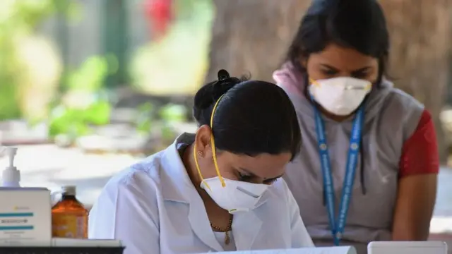 માસ્ક સાથે મહિલા