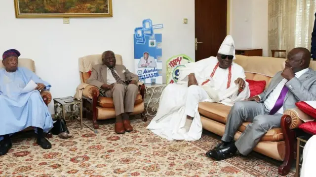 Awọn alejo nibi ayẹyẹ