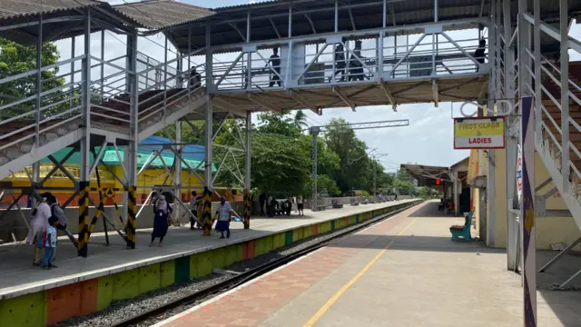 ரயில் நிலையங்களில் தொடரும் பெண்கள் மீதான தாக்குதல்; பாதுகாப்பற்ற இடமாக மாறுகின்றனவா ரயில் நிலையங்கள்?