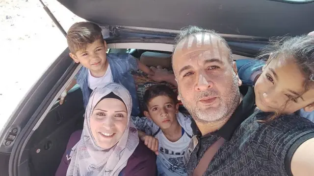 Alathamna con su esposa, Noha, y tres de sus hijos, desde la parte trasera de un auto