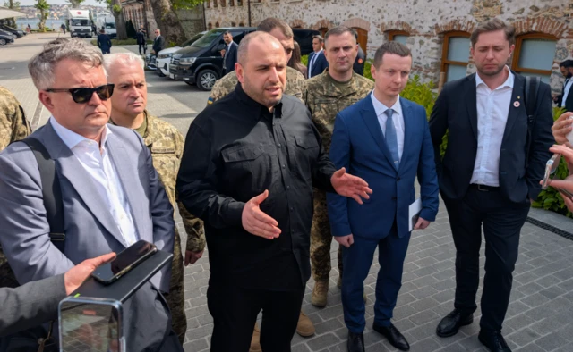 Ukrayna Savunma Bakanı Rustem Umerov, Dolmabahçe'de açıklama yapıyor, üzerinde siyah ağırlıklı bir kıyafet yanında kamuflajlı ve takım elbiseli yetkililer var.