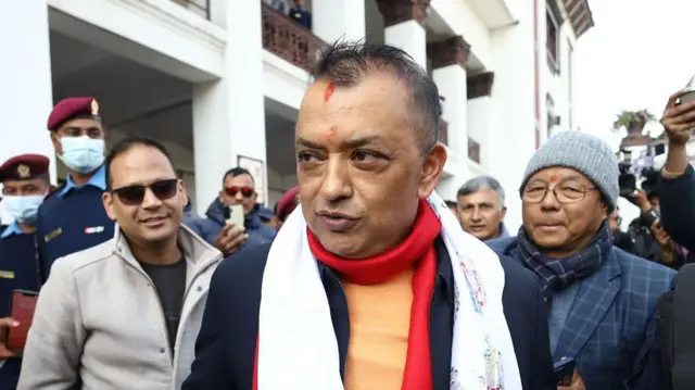 निर्वाचन आयोगमा गगन थापा