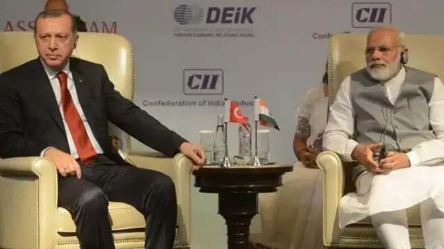 மோதிக்கும் எர்டோகனுக்கும் இடையிலான ஒப்பீடுகள் என்ன?