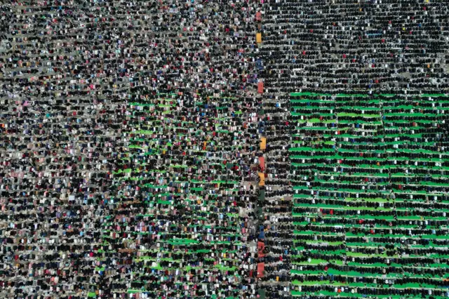 صورة التقطتها طائرة بدون طيار تُظهر مسلمين ألبان يؤدون صلاة عيد الفطر في ساحة سكاندربغ في تيرانا، ألبانيا