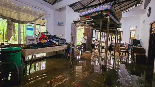 අධික වැසි සහිත කාලගුණය සමග දිවයිනේ දිස්ත්‍රික්ක 12ක ඇතිවූ ක්ෂණික ජලගැලීම්, තද සුළං, අකුණු සහ කණ්ඩි කඩා වැටීම් ඇතුළු ආපදා හේතුවෙන් පවුල් 34,492ක පුද්ගලයින් 134,484 දෙනෙක් පීඩාවට සිටිති.