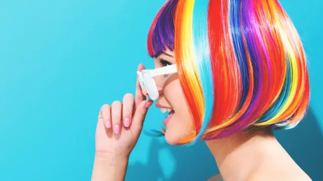 Una mujer con el pelo multicolor.