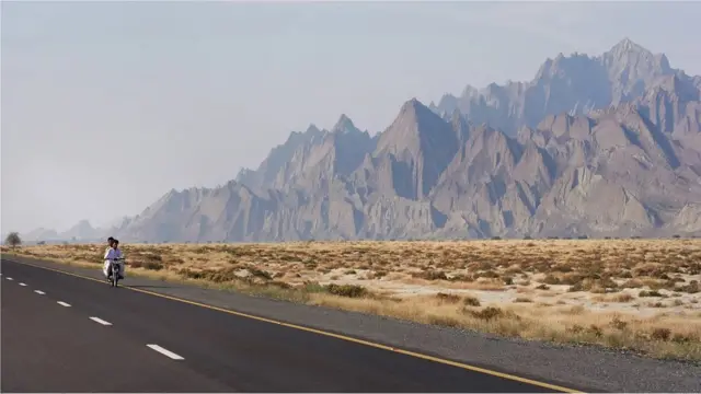 Autoput zaobilazi planine priobalnog lanca Makran