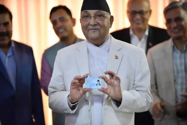 राष्ट्रिय परिचयपत्र देखाउँदै तात्कालिक प्रधानमन्त्री केपी शर्मा ओली