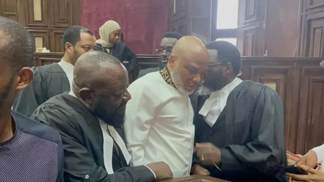 Nnamdi Kanu na ndị ọkaiwu ya n'ụlọikpe ukwu Naịjirịa