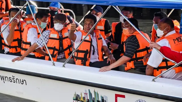 ว่าที่ผู้ว่าฯ กทม. ล่องเรือสำรวจคลองลาดพร้อมอดีตคู่แข่ง และว่าที่ ส.ก. พรรคก้าวไกล และพรรคเพื่อไทย เมื่อ 23 พ.ค.