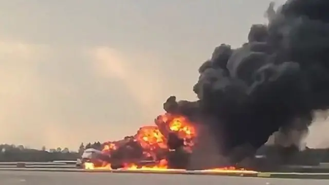 جہاز کو آگ لگ گئی