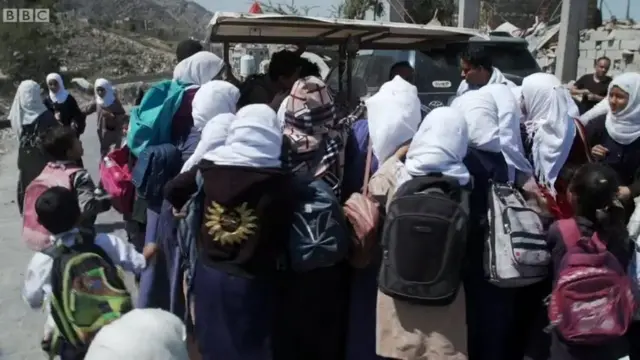 Anak-anak berebut es krim