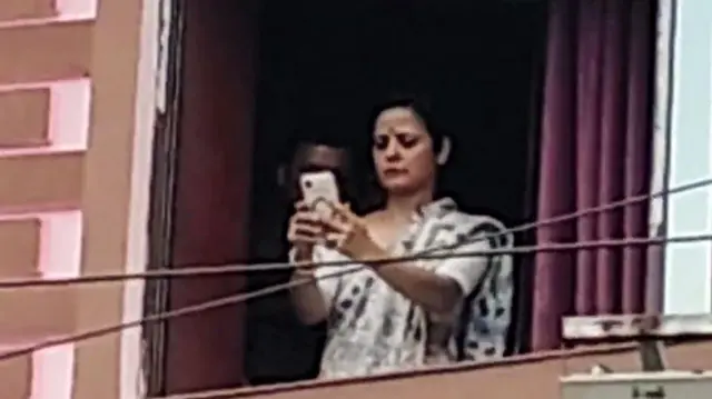 अपने दफ़्तर के बाहर हुई इस घटना का वीडियो बनातीं महुआ मोइत्रा