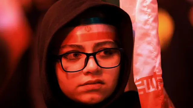 तेहरान में अमेरिका के ख़िलाफ़ आयोजित प्रदर्शन में हिस्सा लेती एक महिला (तस्वीर: 13 अप्रैल 2026)