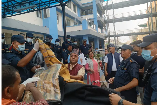 कम्बल र पाल वितरण गरिँदै 