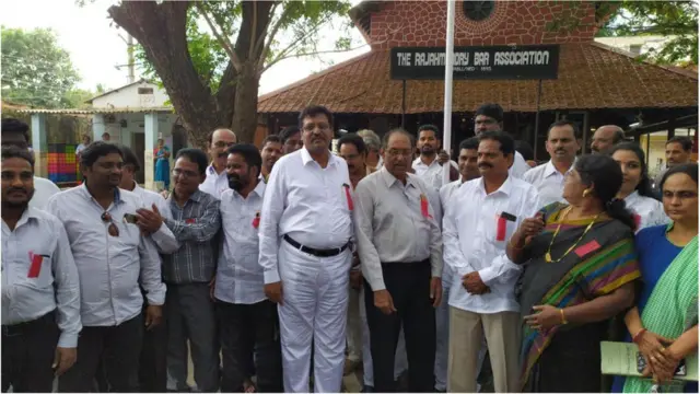 రాజమహేద్రవరం లో విధులు బహష్కరించి న్యాయవాదుల ఆందోళన