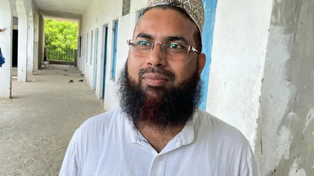 लखनऊ के गोमती नगर में मौजूद दारूल उलूम वारसिया मदरसे में शिक्षक मोहम्मद जहीर खान बरकती