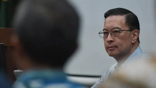 Terdakwa kasus dugan korupsi impor gula Thomas Trikasih Lembong atau Tom Lembong (kanan) 