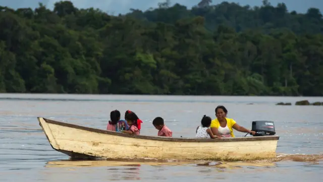 Un bote cerca de Bartica, Guyana.