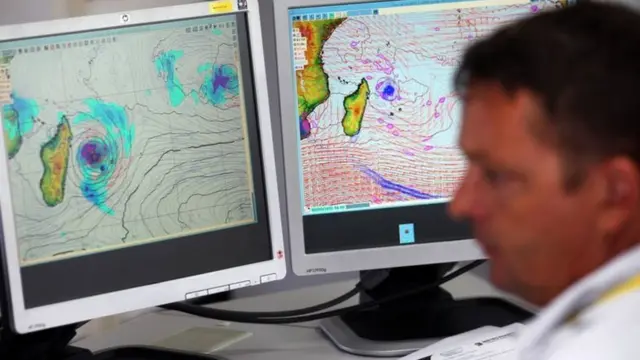 13 సభ్యదేశాలకు చెందిన సభ్యుల ప్యానెల్ తుపాను పేర్ల జాబితాను సిద్ధం చేస్తుంది