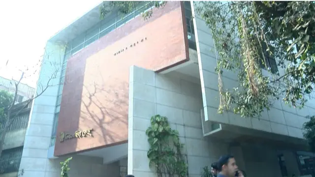 ইন্দিরা রোড থেকে বাংলামোটরে একটি বাড়িতে কার্যক্রম শুরু করে বিশ্ব সাহিত্য কেন্দ্র