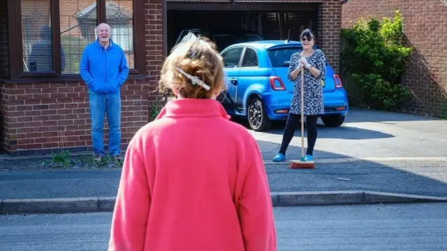 رغم أن الطريقة التي تعامل بها المرء مع فترة الإغلاق تعتمد بشكل كبير على طبيعة شخصيته، فإن هوية من قضى معه/معها هذه الفترة يُحدث كذلك فارقا