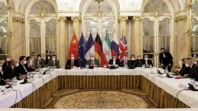 ایران با قدرت های جهانی به طور مستقیم مذاکره می کند اما از گفت و گوی مستقیم علنی با ایالات متحده پرهیز دارد