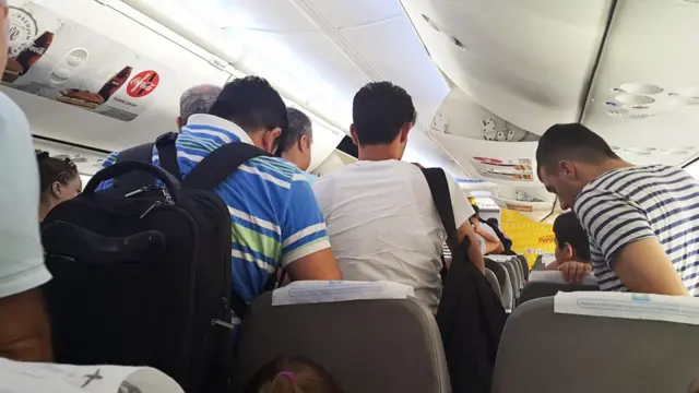 Pasajeros saliendo de un avión.
