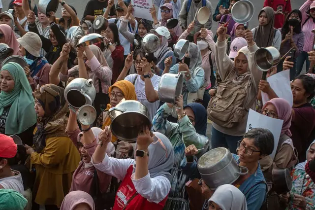 Sekelompok perempuan beradu alat makan dalam aksi unjuk rasa menuntut diakhirinya program makanan gratis dari pemerintah setelah insiden keracunan makanan baru-baru ini, di Sleman, Yogyakarta, pada 26 September 2025.