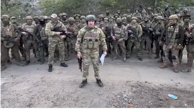 ইয়েভগেনি প্রিগোঝিন বাখমুট থেকে তার সৈন্যদের প্রত্যাহার করে নেবার ঘোষণা দিচ্ছেন 