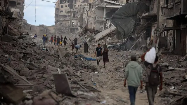 हमास आणि इस्राइलमधील युद्धविरामानंतर गाझामधील लोक आपल्या घरांकडे परतत आहेत आणि आवश्यक वस्तू मिळवण्यासाठी संघर्ष करत आहेत.