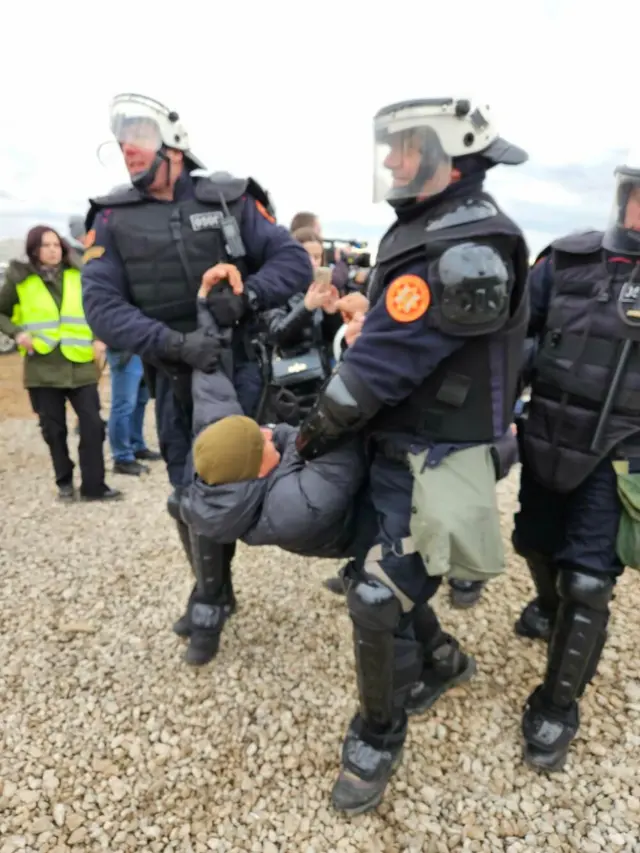 policija odnosi demonstranta