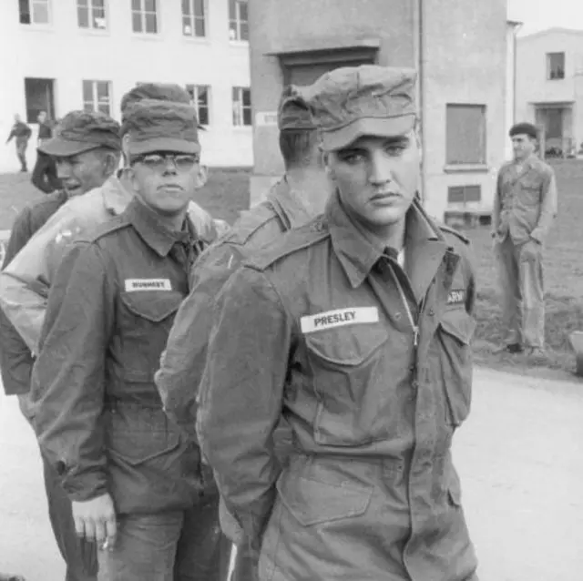 Elvis Presely en uniforme militar con otros reclutas del ejército en una base de EE.UU. en Alemania, 1958