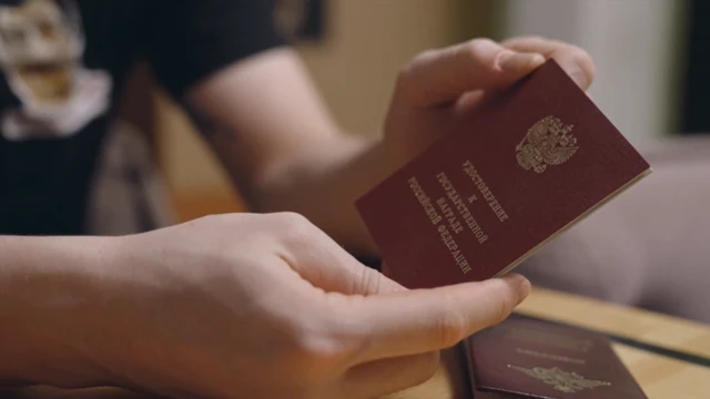 Korobov medala dair vəsiqəni digər sənədlərlə birlikdə özü ilə Qazaxıstana aparmışdı.