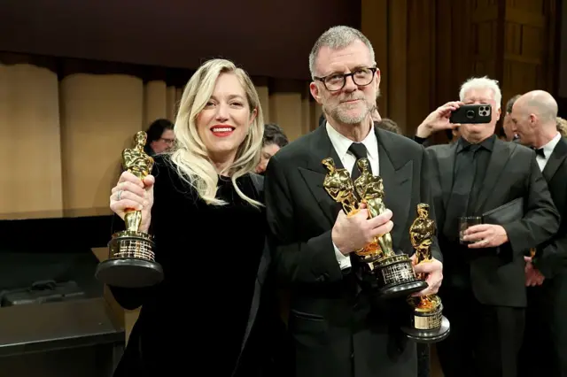 वन बॅटल आफ्टर अनादरच्या निर्मात्या सारा मर्फी आणि दिग्दर्शक पॉल थॉमस अँडरसन.