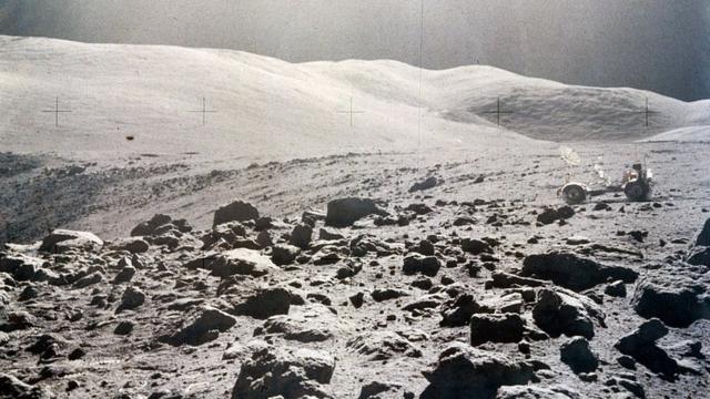 Vista panorámica de la superficie lunar, Apolo 15, 1971