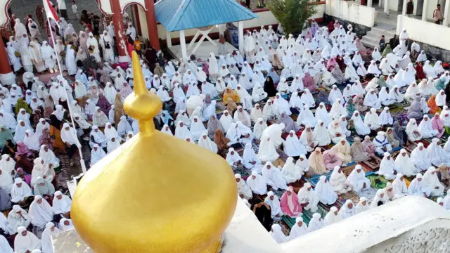 Sebagian umat muslim di Nagan Raya, Aceh, melaksanakan shalat Idul Fitri 1444 Hijriah lebih awal dari jadwal yang ditetapkan pemerintah. 
