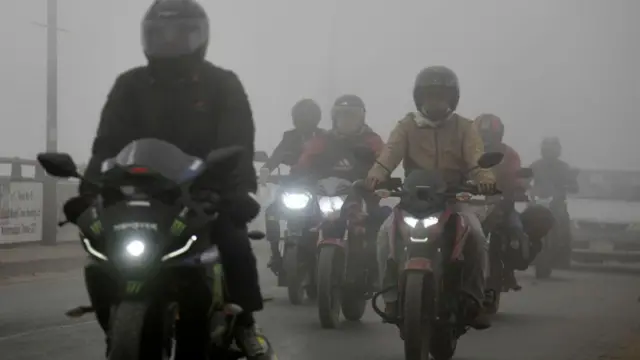 কুয়াশার কারণে সড়ক যোগাযোগে সাময়িক বিঘ্ন ঘটতে পারে বলে জানিয়েছে আবহাওয়া অধিদপ্তর।