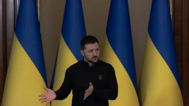 الرئيس الأوكراني فولوديمير زيلينسكي يتحدث خلال مؤتمر صحفي في كييف في 12 مارس/آذار 2025، في خضم الغزو الروسي لأوكرانيا.